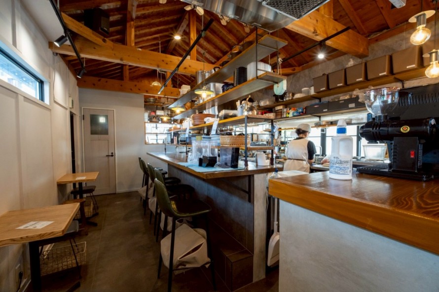 見せる厨房とカウンター席のある飲食店の内装