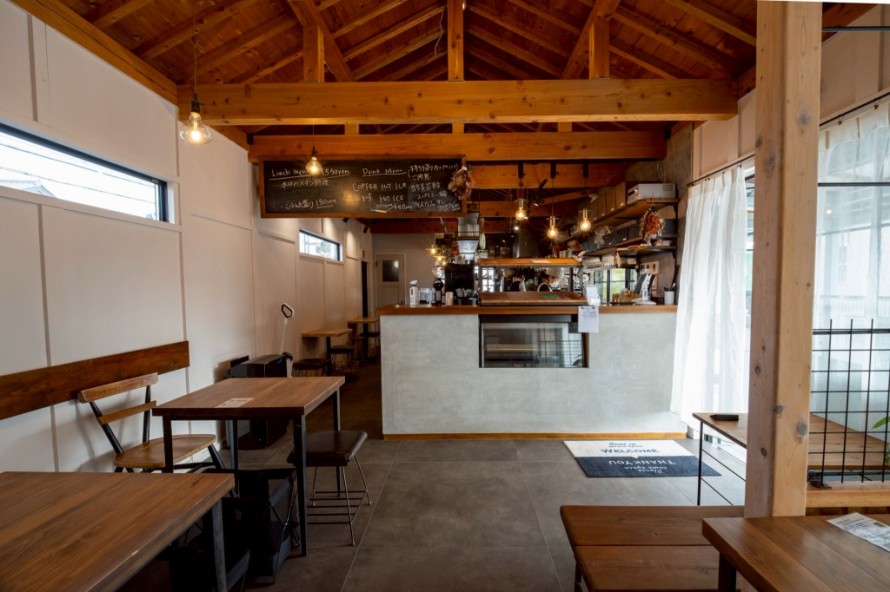 木の梁とカウンター席があるナチュラルな店舗内装