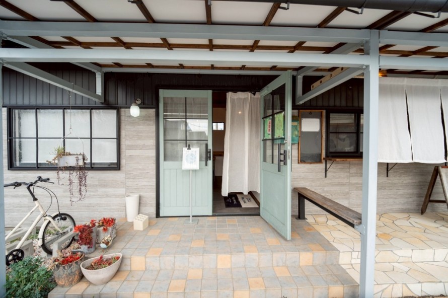 シャビーでナチュラルな店舗の入口ドア