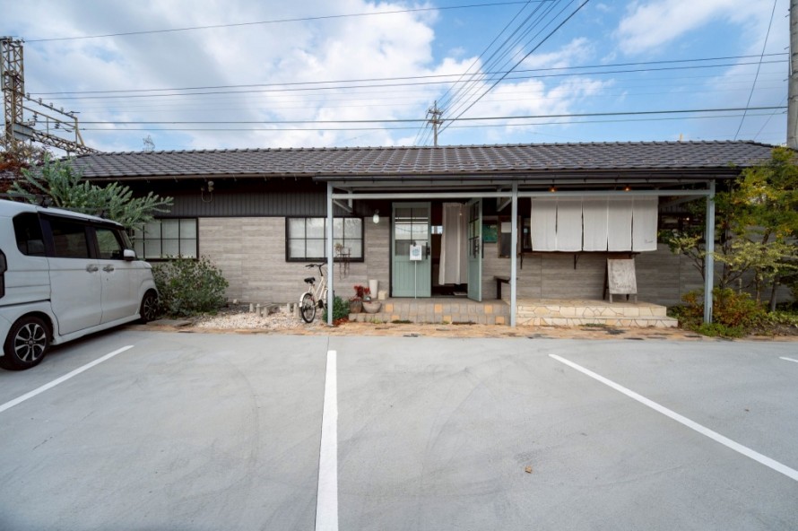 ナチュラルで家のような平屋の飲食店店舗外観