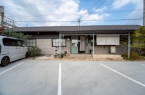 ナチュラルで家のような平屋の飲食店店舗外観