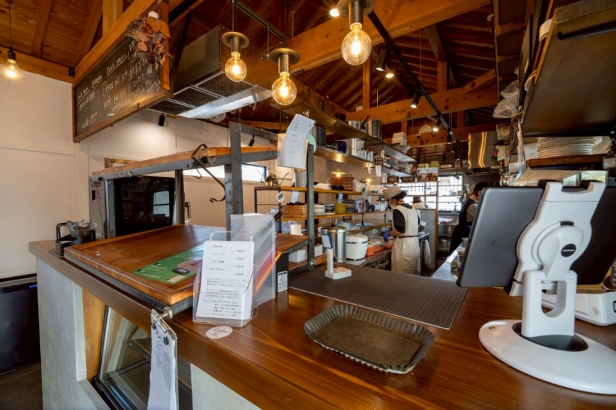 エジソンランプが灯るレジカウンターのある店舗内装