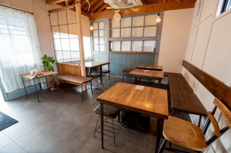 自然光が入るナチュラルなテーブル席のある店舗内装